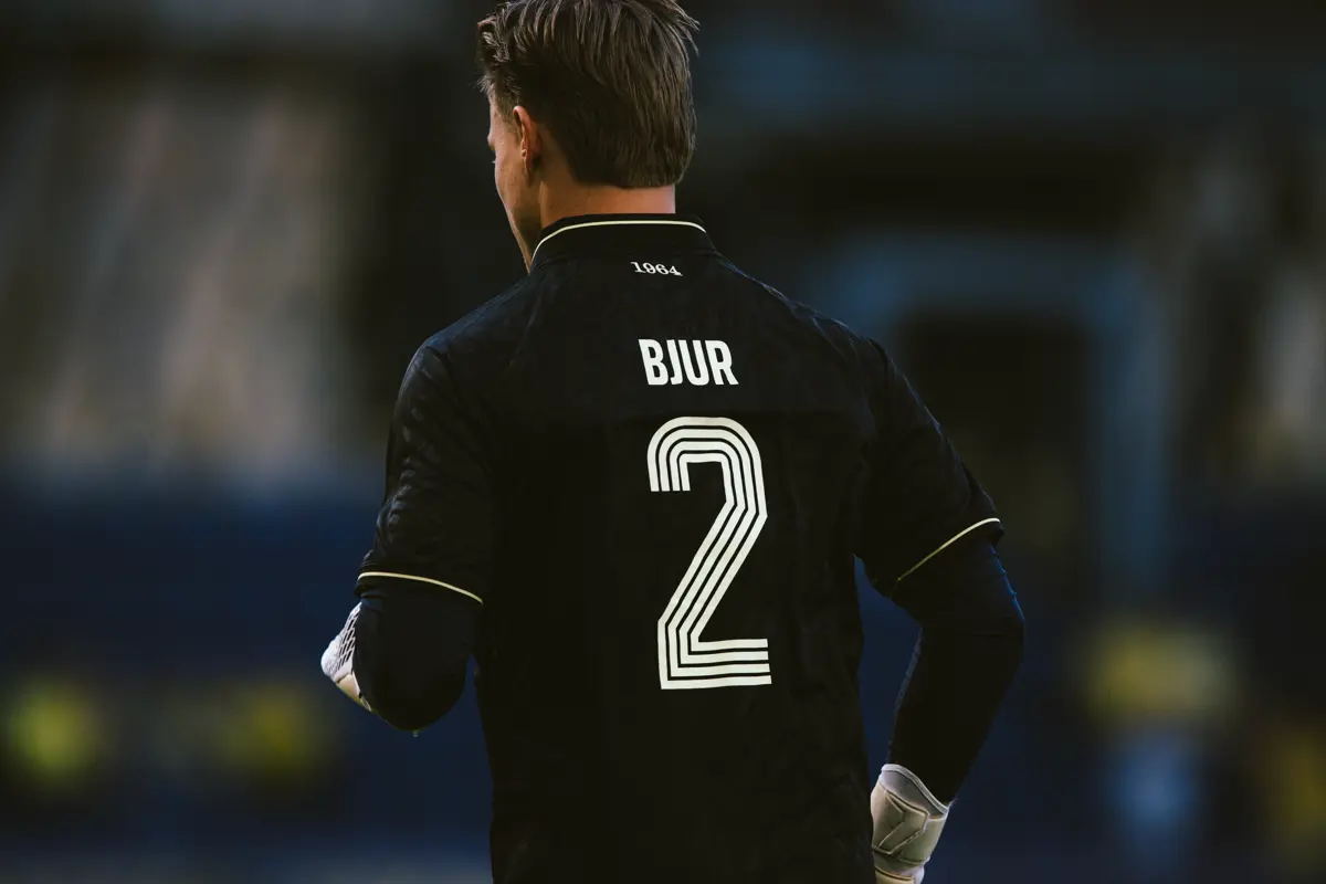 Ole Bjur warm-up shirts raised 155,288 kroner for the Danish Cancer ...