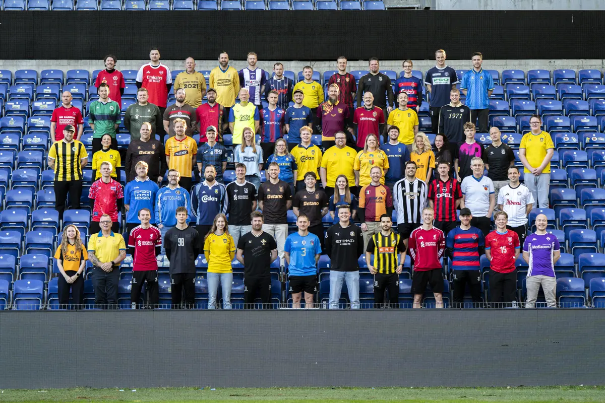 Brøndby IF steht gemeinsam hinter dem Fußballtrikot-Freitag